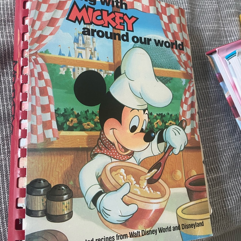 Disney cooking with Mickey around the world Cookbook
